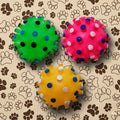 PELOTA DE GOMA CON PICOS PARA MASCOTAS / COLORES VERDE, ROSA Y AMARILLO