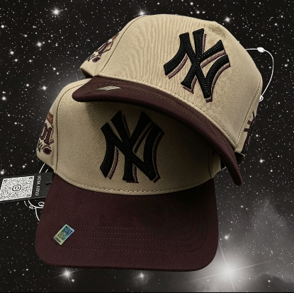 Gorra bicolor crema y café Big Boss NY con logo bordado en negro - Kevin Hats