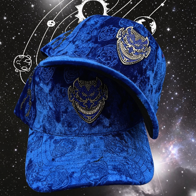 Gorra azul royal terciopelo Chucky Lucifer con patrón floral en relieve y parche demoníaco dorado - Chucky Hats
