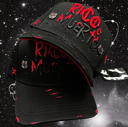 Gorra negra Rico o Muerto con bordado rojo estilo graffiti y parches metálicos - MZ Hats