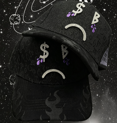 Gorra negra Sad Boyz con cara triste en strass, detalles morado y llamas - Dandy Hats x Junior H