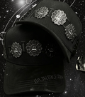 Gorra negra Murakamia con parches metálicos de flores Murakami y letras bordadas - Rico Hats