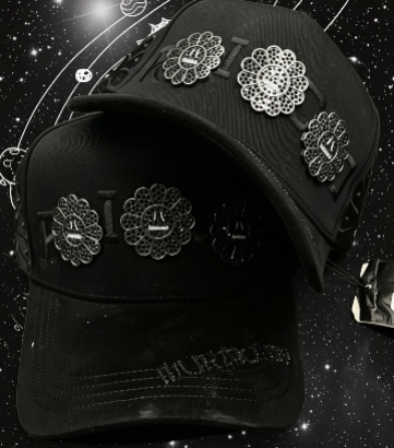 Gorra negra Murakamia con parches metálicos de flores Murakami y letras bordadas - Rico Hats