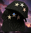 Gorra negra con estrellas doradas y ojo azul - diseño urbano premium